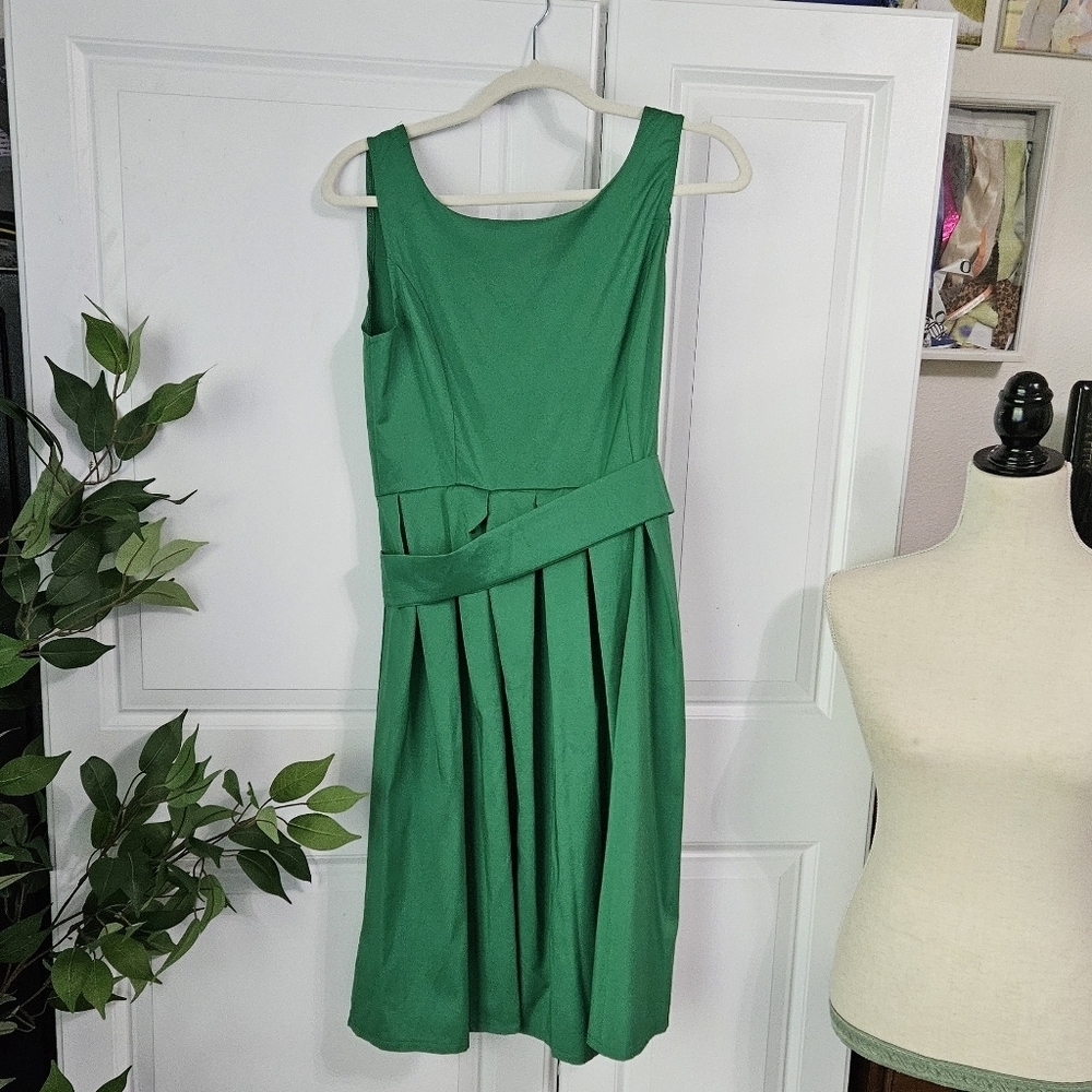 Elegant Green Sleeveless Dress